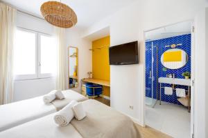 a hotel room with a bed and a tv at Hostal Barcelona Centro in Barcelona