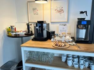 Příslušenství pro přípravu čaje a kávy v ubytování Grand Petit Hotel ex Shato Gesson