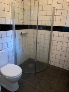 Koupelna v ubytování Gårdshus 1 + 9 fotografií