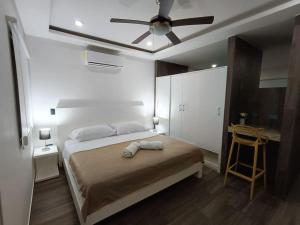 a bedroom with a bed with a ceiling fan at Moderno 1BR sauna gimnasio alberca a cuadras de la 5ta av centro in Playa del Carmen +48 photos