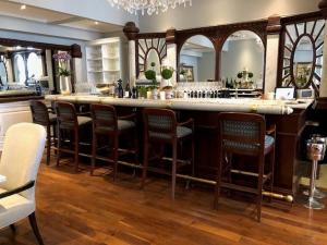 a bar with chairs and a counter in a room at Riverbend Inn & Vineyard in Niagara-on-the-Lake