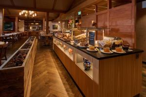 翁根Hotel Alpenrose Wengen - a family affair since 1881的一间提供多种食物的自助餐厅