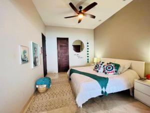 una camera con letto e ventilatore a soffitto di Beachfront 2BD -Ocenview Terrace - Infinity Pool a San José del Cabo Altre 7 foto