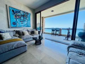 un soggiorno con divano e vista sull'oceano di Beachfront 2BD -Ocenview Terrace - Infinity Pool a San José del Cabo