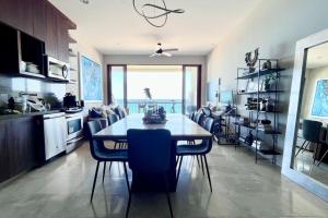 una cucina e una sala da pranzo con tavolo e sedie di Beachfront 2BD -Ocenview Terrace - Infinity Pool a San José del Cabo
