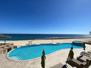 una grande piscina accanto a una spiaggia di Beachfront 2BD -Ocenview Terrace - Infinity Pool a San José del Cabo