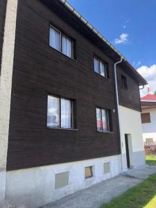 Budynek, w którym mieści się dom w stylu alpejskim