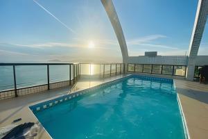 a swimming pool on the roof of a building at Horizonte Infinito: Sensacional vista mar in Santos