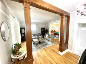Χώρος καθιστικού στο 5 Bedroom Pet Friendly Historic Monteith Escape PNW & AC
