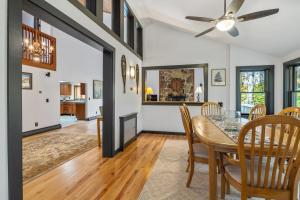 ein Esszimmer und eine Küche mit Tisch und Stühlen in der Unterkunft Minutes to Sun Bowl and Stratton Base Lodge in Jamaica + 30 Fotos