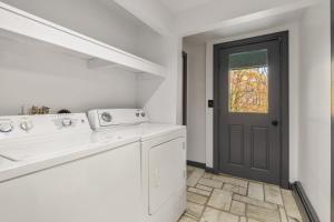 eine weiße Waschküche mit Waschmaschine und Trockner in der Unterkunft Minutes to Sun Bowl and Stratton Base Lodge in Jamaica