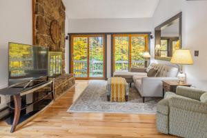 ein Wohnzimmer mit Sofa und Fernseher in der Unterkunft Minutes to Sun Bowl and Stratton Base Lodge in Jamaica