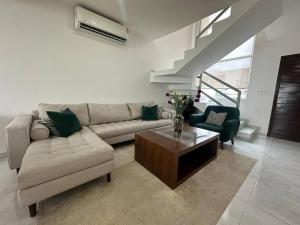 un salon avec un canapé et une table basse dans l'établissement Casa Lomas de la rioja climatizada y con wifi para hasta 10 personas, à Guadalupe 2 autres photos