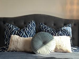 a fan sitting on top of a bed with pillows at Apartament La Bella klimatyzacja, garaż podziemny, Fv in Suwałki