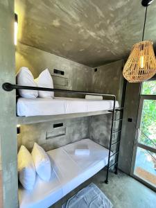Postel nebo postele na pokoji v ubytování Sea View Hostel Hiriketiya