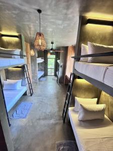 Postel nebo postele na pokoji v ubytování Sea View Hostel Hiriketiya