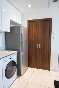 Dapur atau dapur kecil di Upscale 2BR apartment with a complete view of the sea on Al Reem Island
