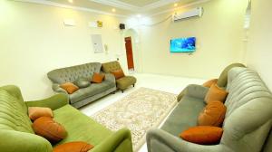 a living room with two couches and a couch at البيت بيتك للضيافة الخاصة in Mecca
