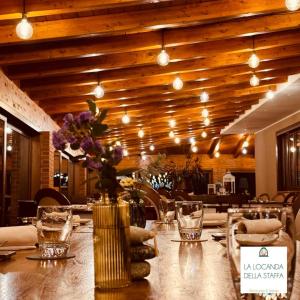 a table with a vase of flowers on it in a restaurant at LA LOCANDA DELLA STAFFA in Pombia +25 photos