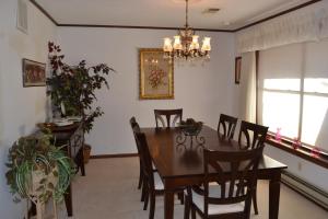 Un comedor con mesa y sillas de madera. en 15 Sierra Lane, en Hot Springs Village