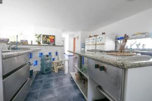 Una cocina o cocineta en Cabana Mangle Playa Privada