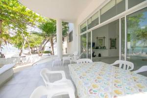 Un restaurante u otro lugar para comer en Cabana Mangle Playa Privada