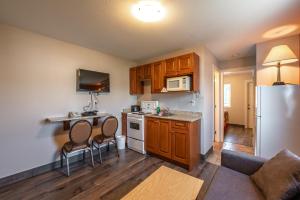 Kuchyň nebo kuchyňský kout v ubytování Sahara Courtyard Inn Penticton