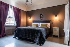 - une chambre avec un lit et une couette noire dans l'établissement Black Stilt Cottage, luxury stay in Twizel, à Twizel