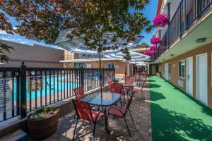 Bazén v ubytování Sahara Courtyard Inn Penticton nebo v jeho okolí