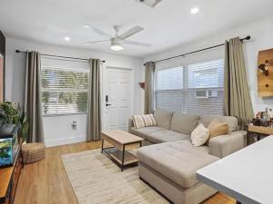 ein Wohnzimmer mit Sofa und Tisch in der Unterkunft Coastal Hideaway in Lake Worth
