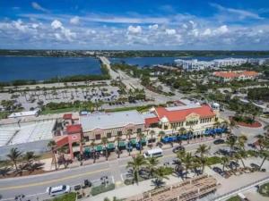 eine Luftaufnahme eines Resorts mit dem Meer in der Unterkunft Coastal Hideaway in Lake Worth