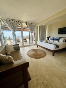 TV a/nebo společenská místnost v ubytování Noah Beach Hotel & Suites