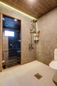 ロヴァニエミにあるVilla Redwoodのシャワー、トイレ、洗面台付きのバスルーム +27枚の写真