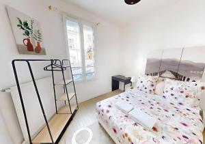 Dormitorio blanco con cama y estante en Cozy APT in Le Perreux with Parisian Charm & Disneyland Fun, en Le Perreux-Sur-Marne