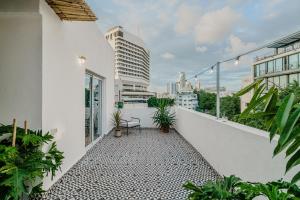 - un balcon dans un bâtiment blanc orné de plantes dans l'établissement Nabi Yona Apartments, à Tel Aviv