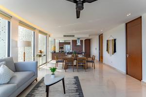 un soggiorno con un divano e un tavolo di MARILA Ocean View Parking GYM a Playa del Carmen