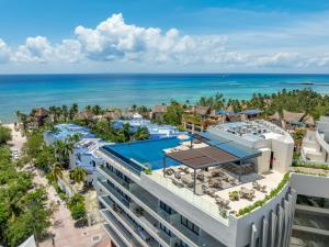 una vista aerea del resort con l'oceano sullo sfondo di MARILA Ocean View Parking GYM a Playa del Carmen