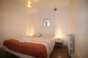 a small bedroom with a bed and a window at Plain-Pied - 5 couchages - Billard - BabyFoot - Terrasse - Jardin - Véranda - 4 chambres & canapé convertible - Netflix - Amazon Prime - WIFI - Stationnement gratuit devant - Verdun Centre - Géré par Presta-Zen'Services in Verdun