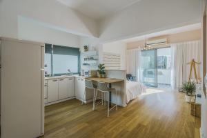 Il comprend une chambre avec un lit et une cuisine avec un bureau. dans l'établissement Nabi Yona Apartments, à Tel Aviv