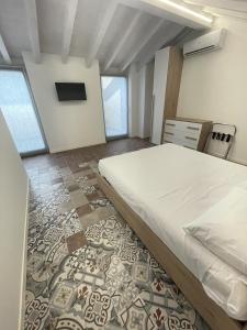 科莫La Vecia Curt的一间大卧室,配有一张床,铺有瓷砖地板