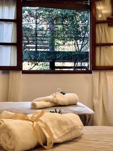 a room with two towels on a bed with a window at Oasis en la mejor zona de Mendoza in Mendoza