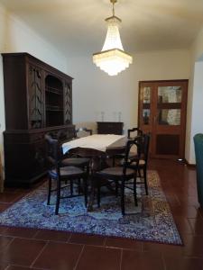 a dining room with a table and chairs and a chandelier at Cruzeiro - Guest House in Vale de Porco