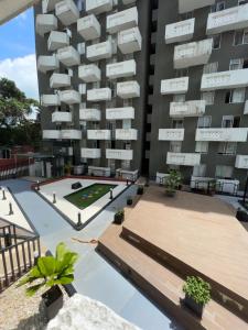 an apartment building with a skate park in front of it at Espectacular apartamento en armenia zona norte in Armenia