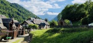 Un pueblo con casas y montañas al fondo en Residence des oiseaux, en Lesponne 16 fotos más