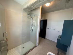 Koupelna v ubytování Spacious Loft-sea View By Stay Here Pr