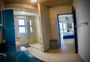 Postel nebo postele na pokoji v ubytování Spacious Loft-sea View By Stay Here Pr