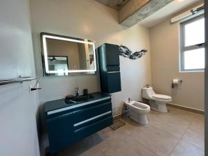 Koupelna v ubytování Spacious Loft-sea View By Stay Here Pr
