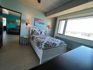 Postel nebo postele na pokoji v ubytování Spacious Loft-sea View By Stay Here Pr
