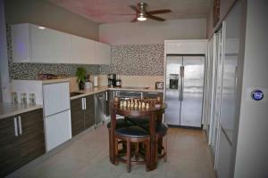 Kuchyň nebo kuchyňský kout v ubytování Spacious Loft-sea View By Stay Here Pr