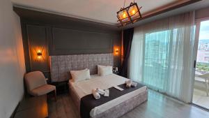 En eller flere senge i et værelse på Nirvana Suit Hotel + 25 billeder